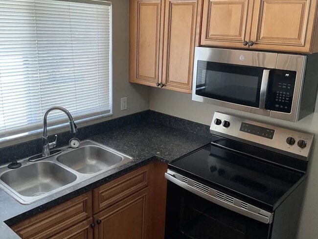 Building Photo - 3208 Saddlebrook Ave