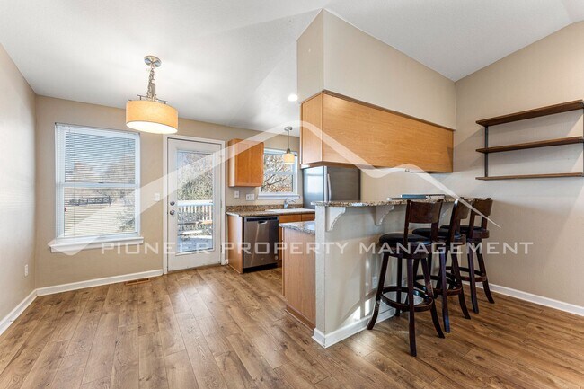 Foto del edificio - Single Family Home with 2 Car Garage and C...