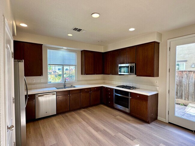 Foto del edificio - Lovely home with all new appliances and la...