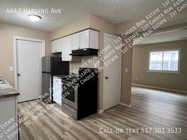 Building Photo - Recently Remodeled 3-BDR 1.5-BTH Duplex in...