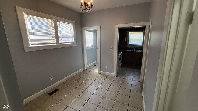 Foto del edificio - 2310 N Kenwood Ave