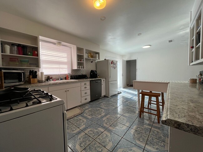 Building Photo - Cute 3 Bedroom 1 Bath Available for Pre-Le...