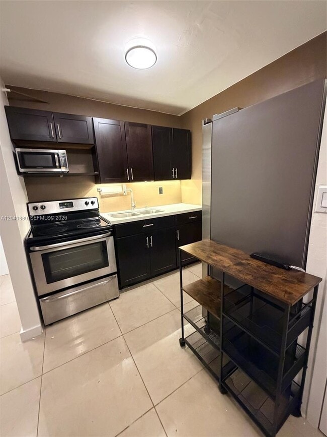 Building Photo - 2715 Tigertail Ave
