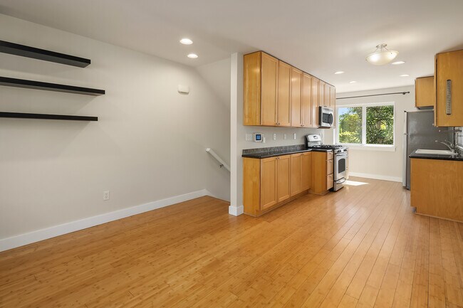 Building Photo - 737 S Homer St