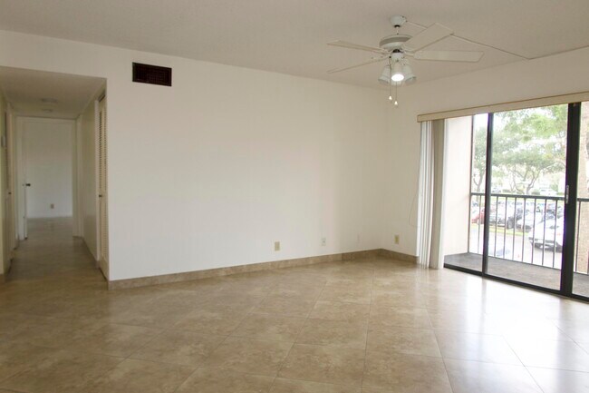 Building Photo - 208 Foxtail Dr