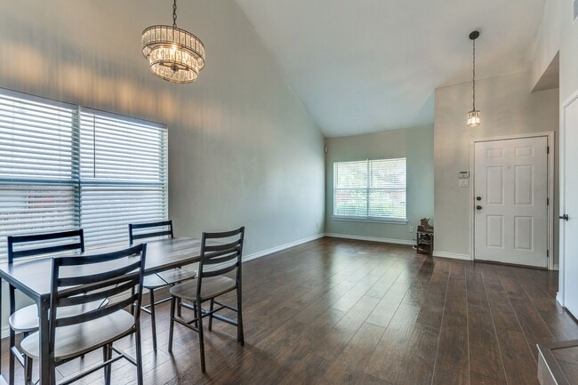 Building Photo - RENOVATED 3-BEDROOM HOME IN TEZEL OAKS, NO...