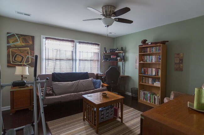 Dormitorio 2 (Mostrado como oficina) - 3000 Golden Rd