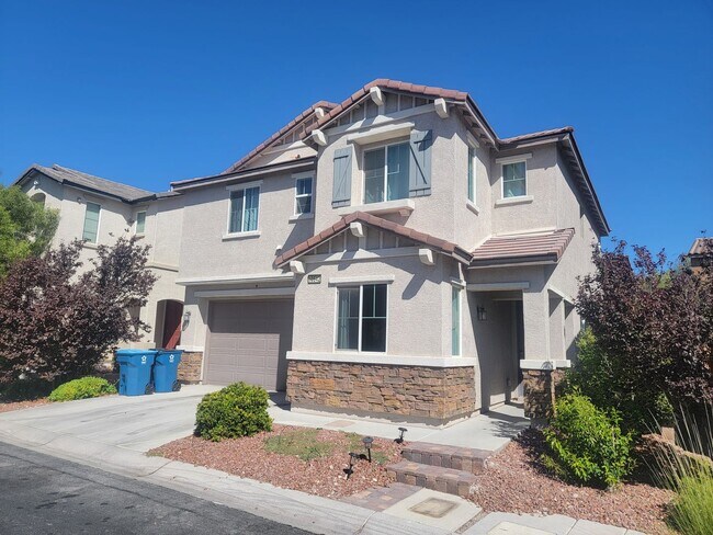 Foto del edificio - 2 story 4 bed 3 bath home with rooftop patio