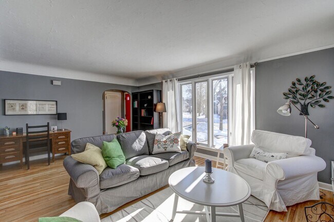Foto del edificio - CANT MISS Updated 4 Bedroom Available Minu...