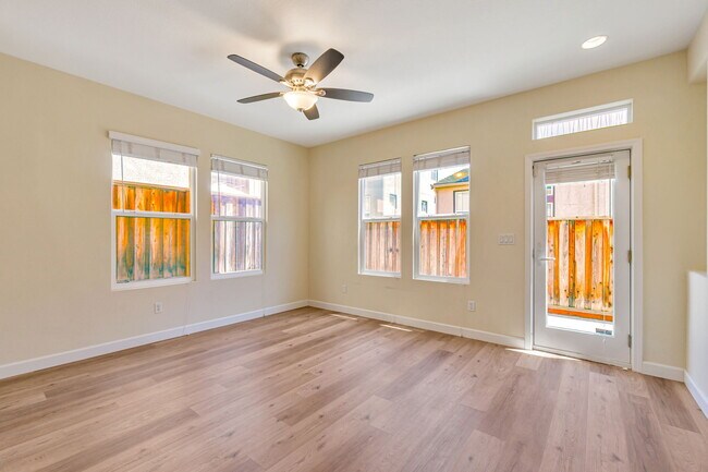 Foto del edificio - 2678 Deerwood Dr