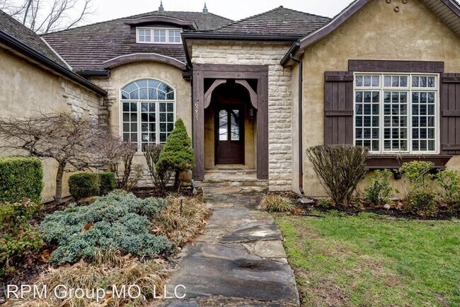 Building Photo - 4 br, 5 bath House - 6251 S. Riverglen Rd.