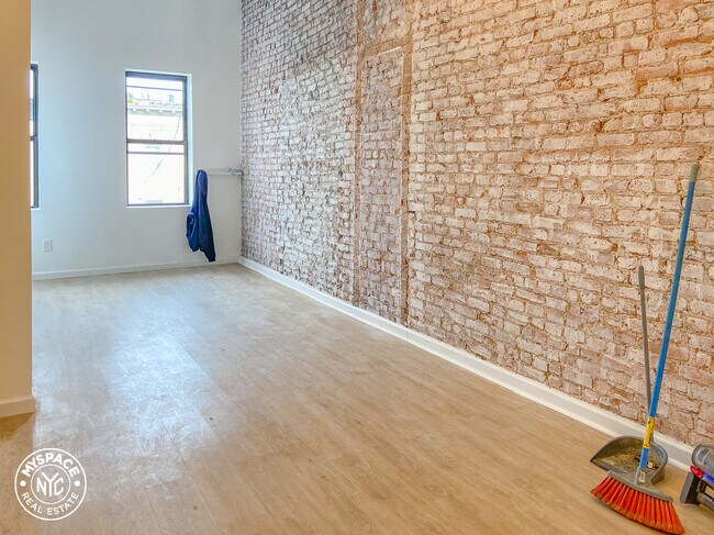 Building Photo - 560 Rogers Ave