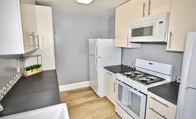 Building Photo - 5BD/2BA, Great Sunroom!