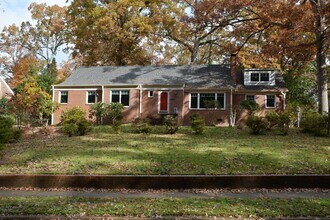 Building Photo - 530 Sunset Dr