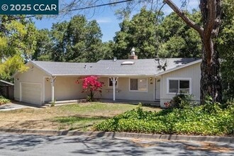 Building Photo - 2047 Queens Ln