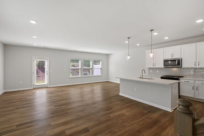 Foto del edificio - Gorgeous end-unit townhome near Brier Creek!