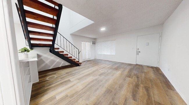 Interior Photo - 21736 Roscoe Blvd