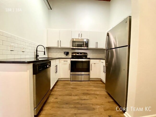 Building Photo - 202 W 5th St