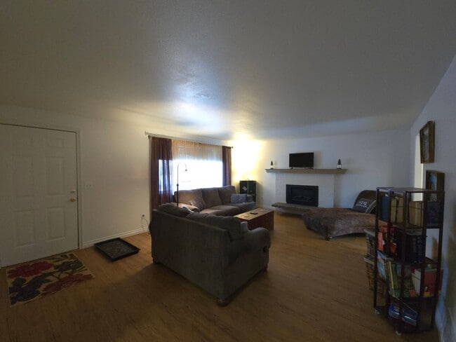 Building Photo - Fully Furnished Home