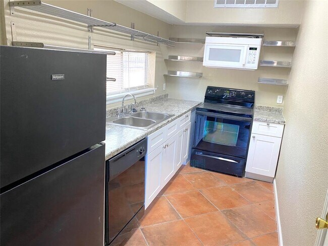 Building Photo - 10855 Meadowglen Ln
