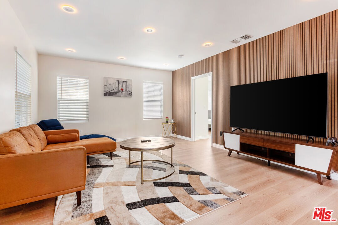 Foto principal - 1419 N Orange Dr