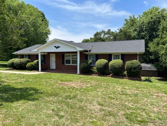 Foto del edificio - Spacious 4-Bedroom 3-Bathroom Brick Home in Arcadia Area