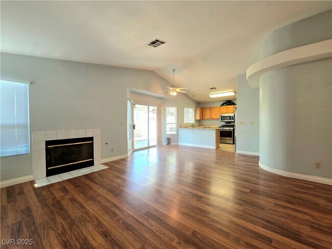 Foto del edificio - 8206 James Grayson Dr