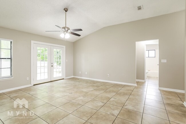 Building Photo - 398 Willow Green Dr