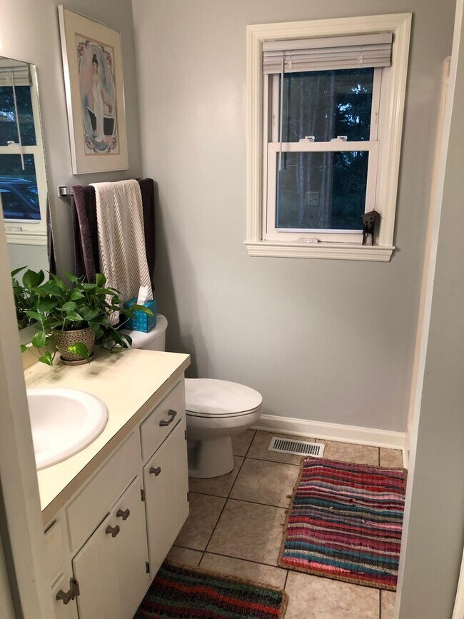 Building Photo - Cute home with great space