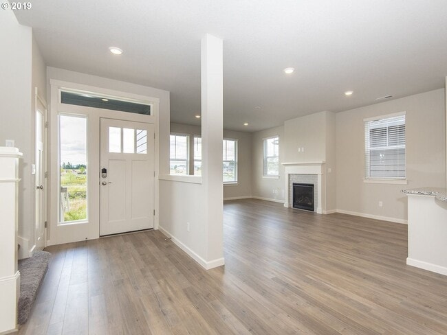 Building Photo - 7233 SE Tamarack Street~ MOVE IN SPECIAL!!...