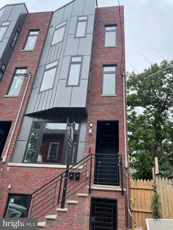 Building Photo - 1210 N Taylor St