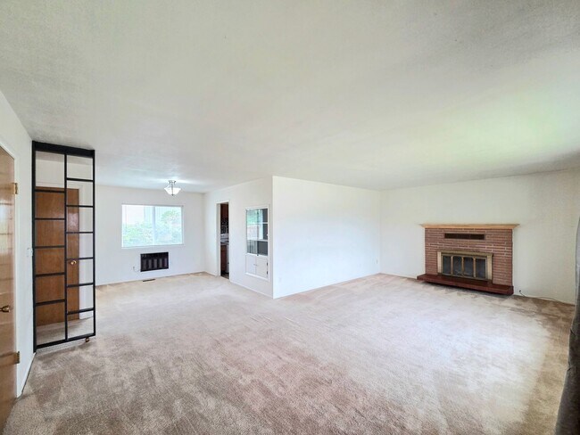 Foto del edificio - Oversized (@ whopping 2,600+ Sq. Ft.), Beautifully Charming 4-Bed, 2-Bath Home in Wenatchee!!