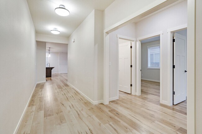 Building Photo - Polished single-level 3 bed, 2 bath home in NE Salem!