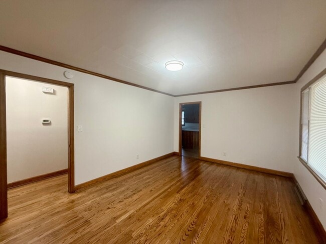 Foto del edificio - Three bedroom, 1.5 bath house in Burlington