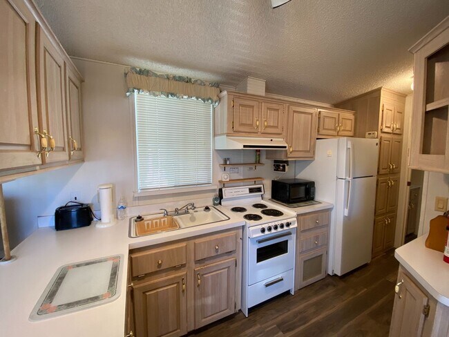 Foto del edificio - 55+ Park Town Home!