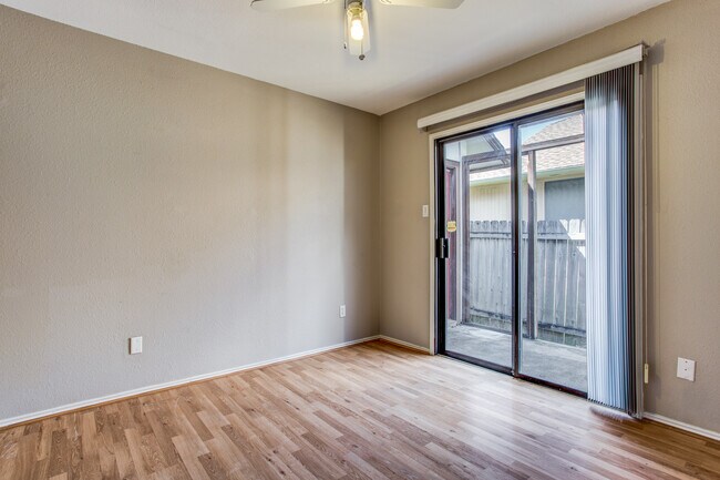 Foto del edificio - 12025 Shady Springs Rd