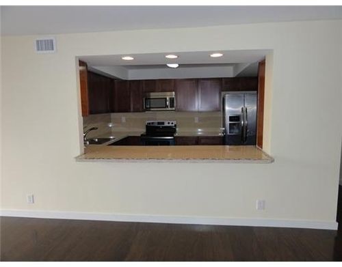 Building Photo - 800 Parkview Dr