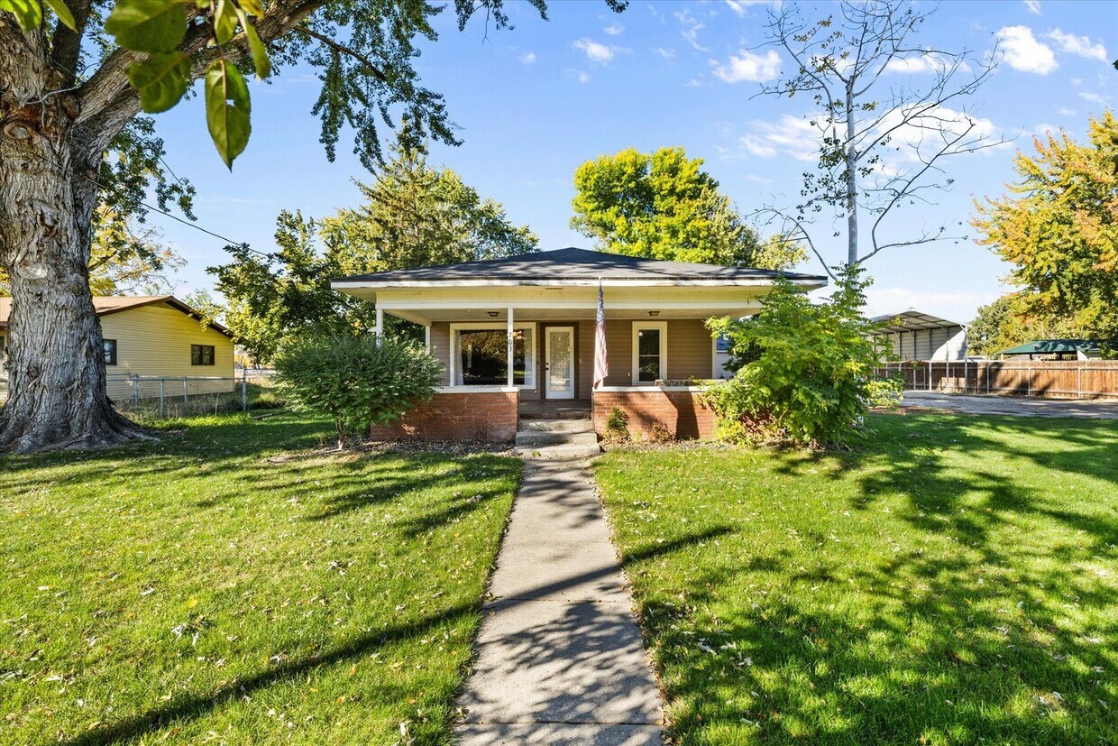 Foto principal - Charming Country Home on 1 Acre – 2 Bed, 1...