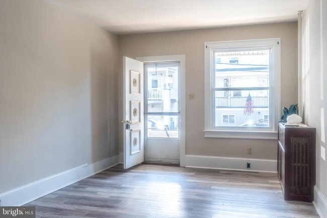 Building Photo - 493 W Saylor St