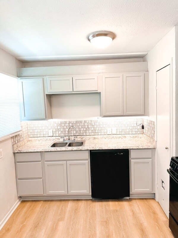 Building Photo - 307 4th St