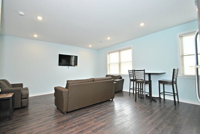 Photo - 1532-36 Ingersoll St Apartment