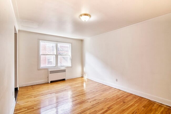 Building Photo - 4900 Av. Clanranald