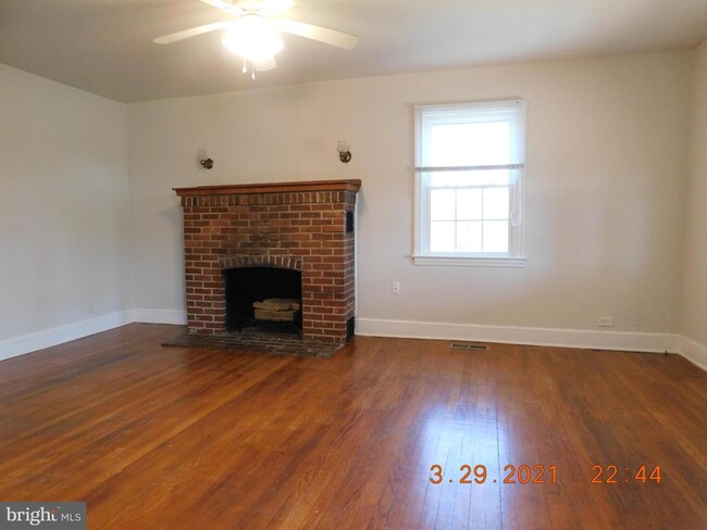 Building Photo - 898 Hilltop Dr