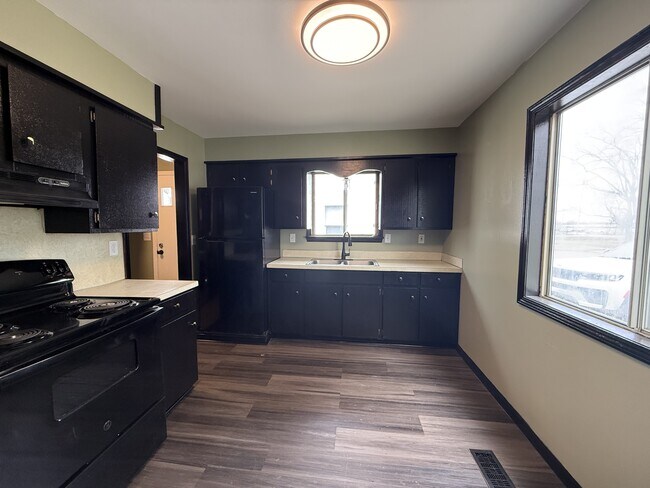 Building Photo - 122 Hathaway St