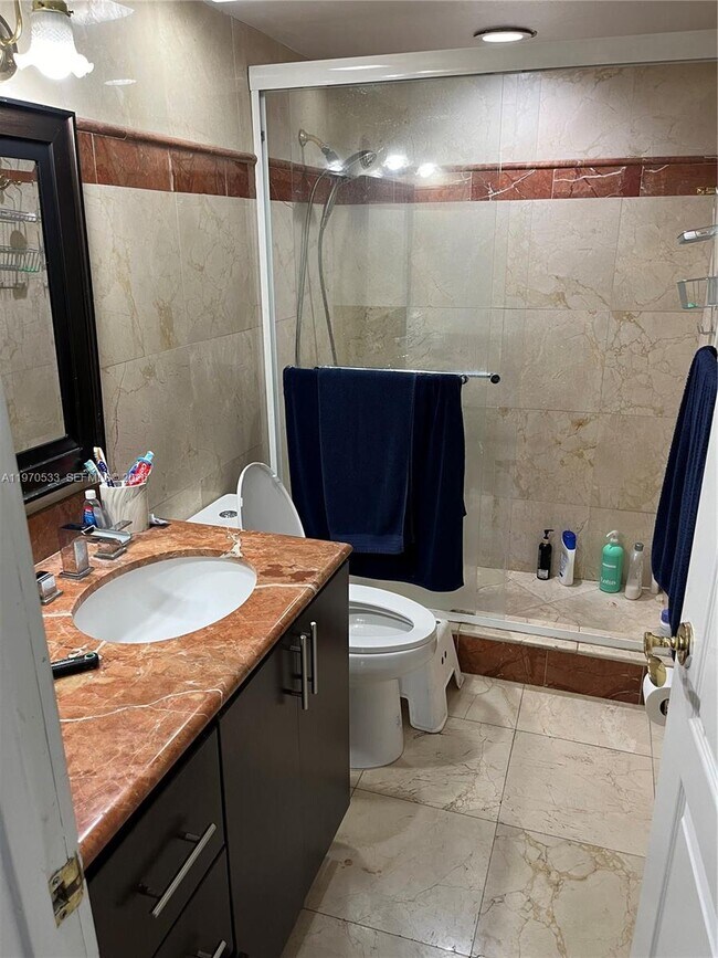 Building Photo - 520 Brickell Key Dr