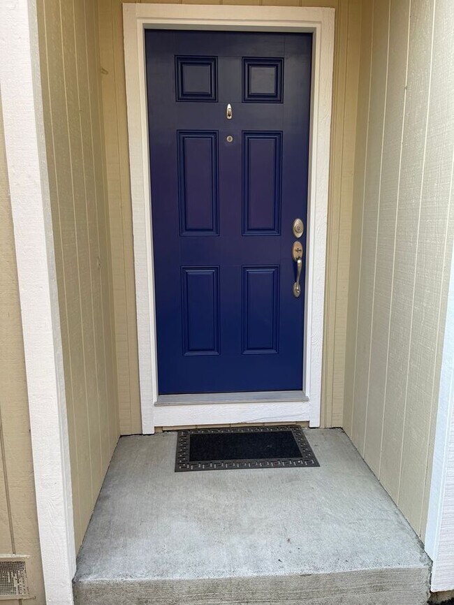 Building Photo - Prime Castro Valley location - 3 bedroom 2...