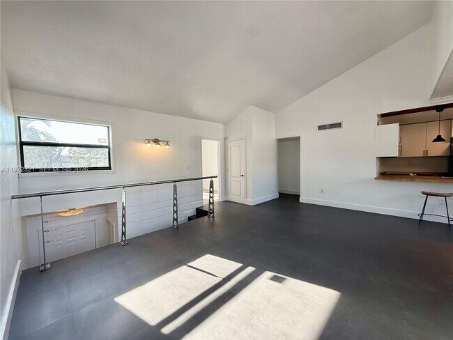 Building Photo - 10231 Fontainebleau Blvd