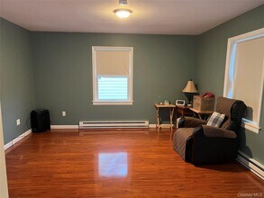 Building Photo - 7 Bank St