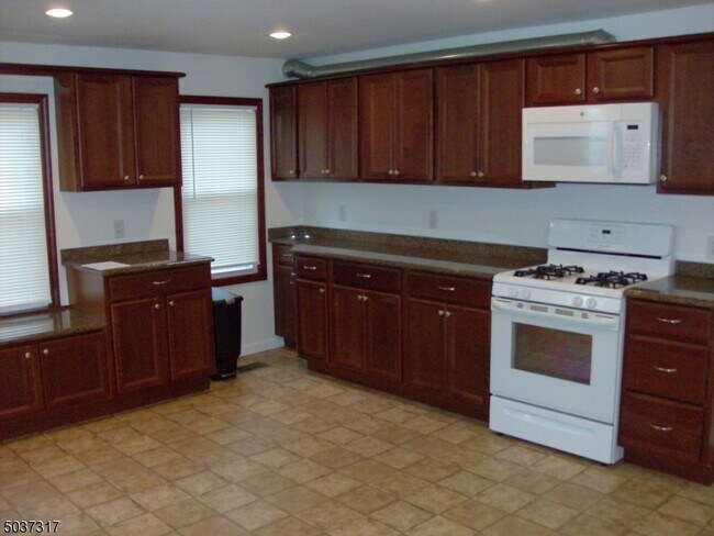 Building Photo - 304 S Broad St