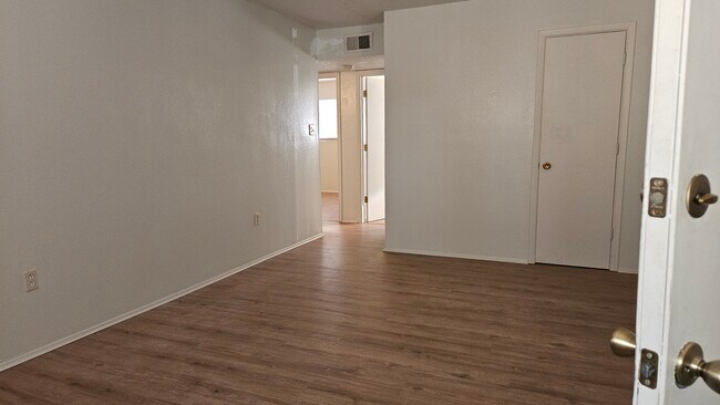 La sala de estar da a los dormitorios. - 544 Chama St SE